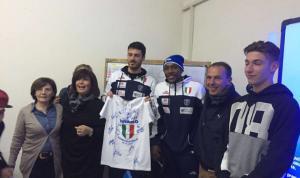 I giocatori della Dinamo basket alla Scuola Pitagora di Sassari in aiuto dell'Admo